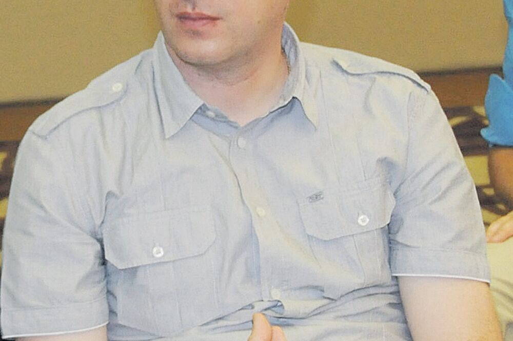 Aleksandar Perović (Novina)