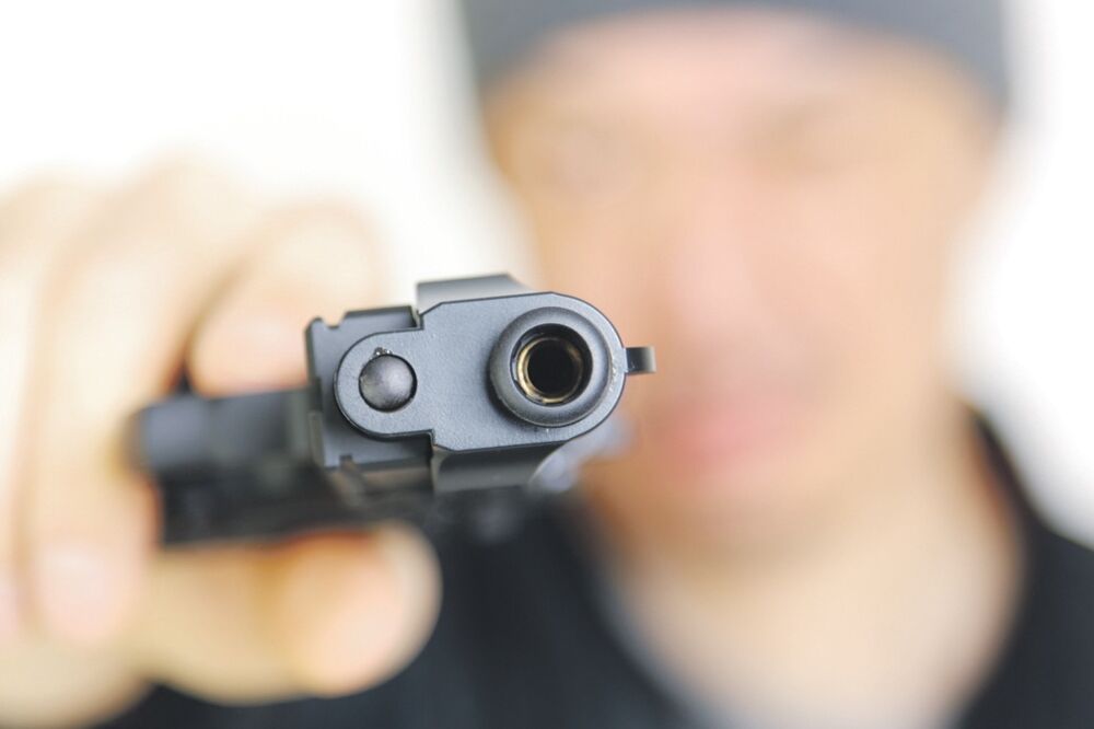 iznuda, pištolj, Foto: Shutterstock