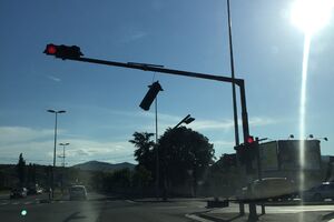 Podgorica: Semafor visi sa stuba na raskrsnici prema Cetinju i...