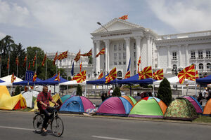 Aktivisti vlasti i opozicije sedmi dan kampuju u Skoplju