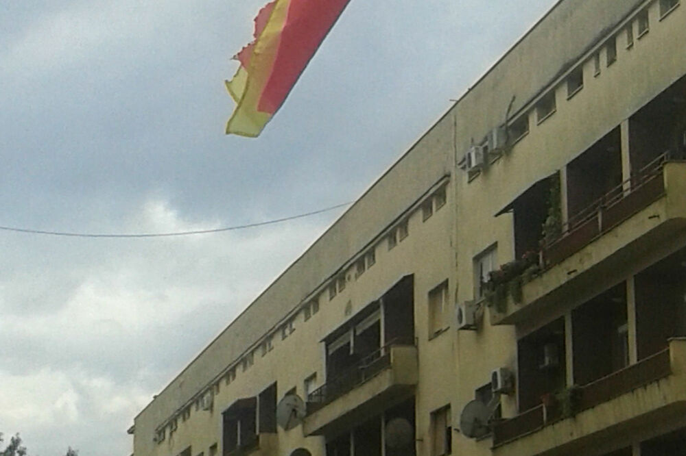 zapaljena zastava u Ulici slobode, Foto: Ivan Čađenović