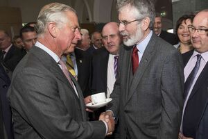 Razgovor uz čaj: Princ Čarls se rukovao sa liderom irskih...