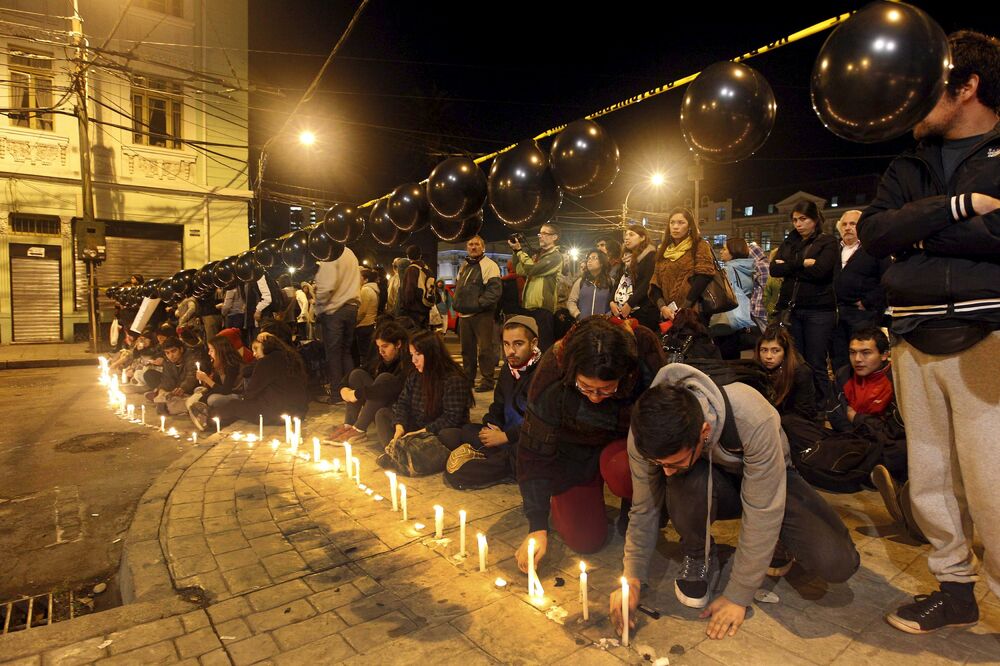 Čile, studenti, paljenje svijeća, Foto: Reuters