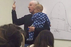 Profesor oduševio sve kada mu je na predavanju zaplakalo dijete...
