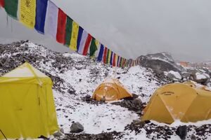 Novi snimci uništenja baznog kampa na Everestu (VIDEO)