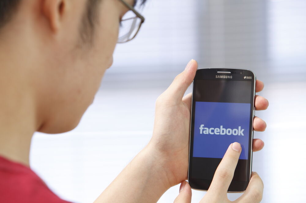 Fejsbuk, telefon, Foto: Shutterstock