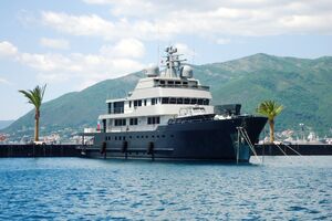 U Tivat uplovila interesantna jahta- nekadašnji ratni brod