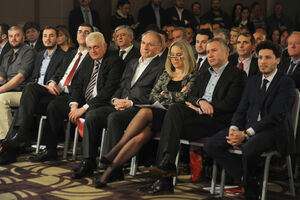 Predstavnici URA, SNP-a i Foruma mladih Pozitivne položiće vijence