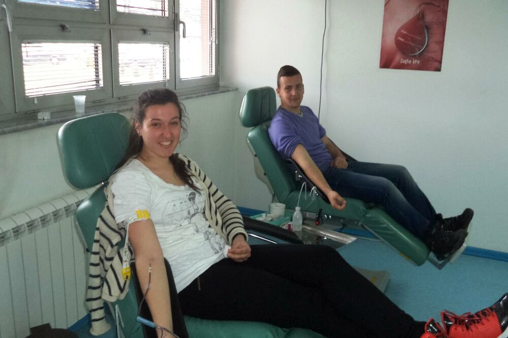 dobrovoljno davanje krvi, učenici, Foto: Zavod za transfuziju krvi Crne Gore