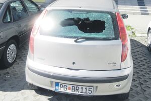 Razlupan automobil dopisnika "Dana" iz Bijelog Polja