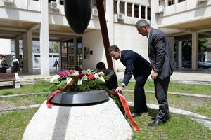 Predstavnici Glavnog grada položili vijenac na spomenik žrtvama...