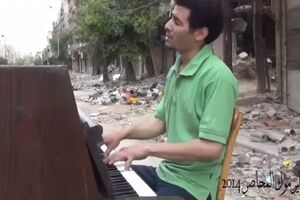 On paklu Damaska prkosi svirajući klavir