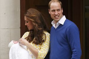 Članovi porodice u posjeti novorođenoj britanskoj princezi