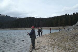 Otvaranje ribolova na Crnom jezeru: Uživanje u sunčanom danu