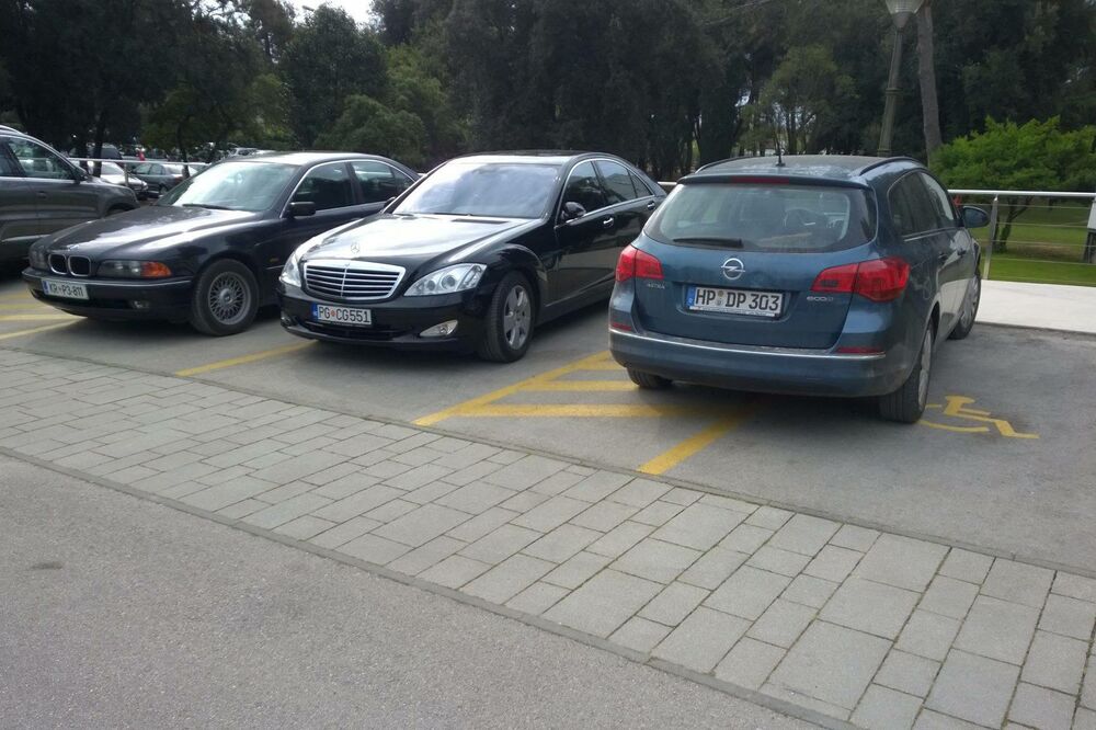nepropisno parkiranje, Foto: Čitalac "Vijesti"