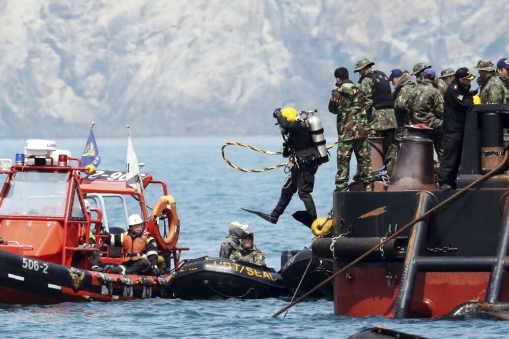 Južna Koreja, trajekt, spasioci, Foto: Reuters