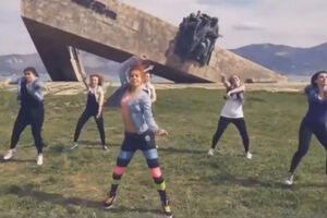 Ruskinje u zatvoru zbog "tverkovanja" ispred spomenika (Snimak)