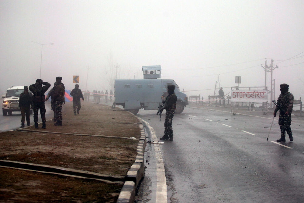 Zvaničnici naveli da je lokalni kašmirski ekstremista uletio u konvoj kombijem napunjenim eksplozivom, Foto: Reuters