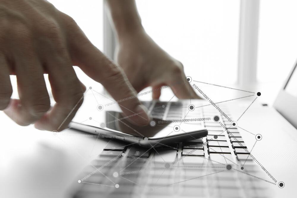 Mobilni telefon, laptop, Foto: Shutterstock