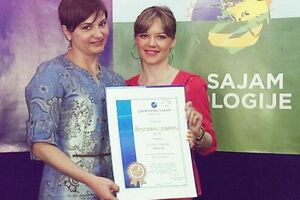 Bronzana plaketa za Fly Fly Travel na Sajmu turizma u Budvi