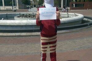 Kome i šta poručuje vezan mladić u centru Podgorice: Ja nisam...