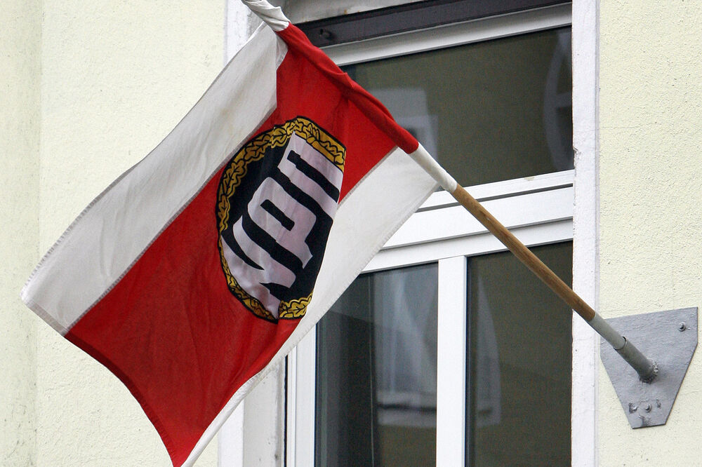 Zastava NPD na zgradi partije u Berlinu, Foto: Beta/AP