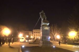 Ukrajina: Srušeni komunistički spomenici (video)