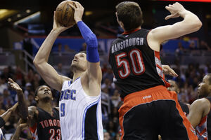 Vučević upisao 16 poena u porazu Orlanda od Toronta (video)