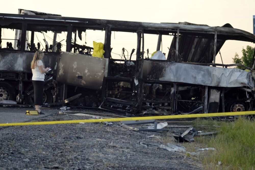 Izgorio autobus, Foto: Reuters