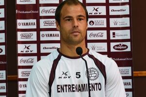 Navijač napao fudbalera Lanusa (video)