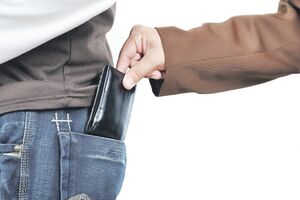 Poslije krađe novca radnicama u butiku zaprijećeno pištoljem