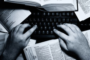 Ko je i zašto pribjegavao žanru kolektivnog pisanja romana