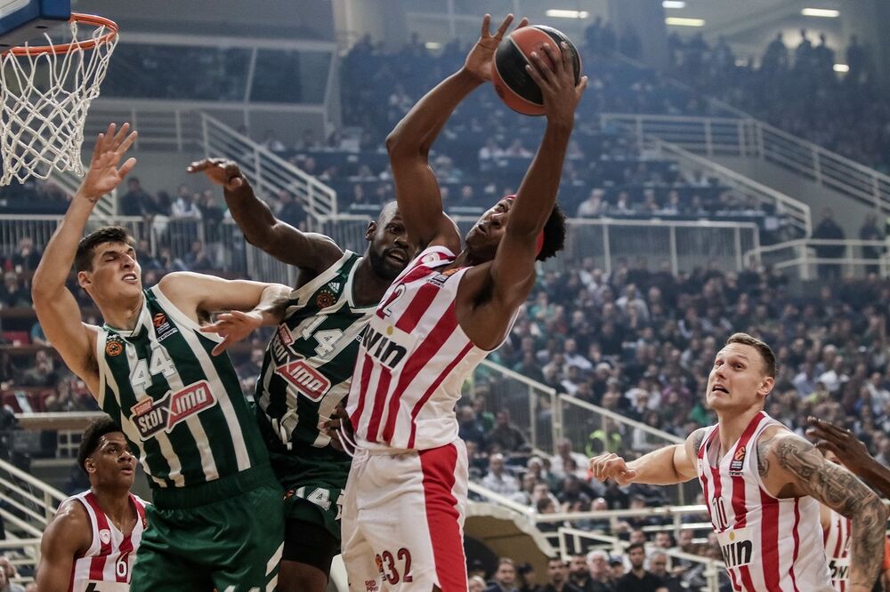 Sa utakmice Olimpijakos - Panatinaikos