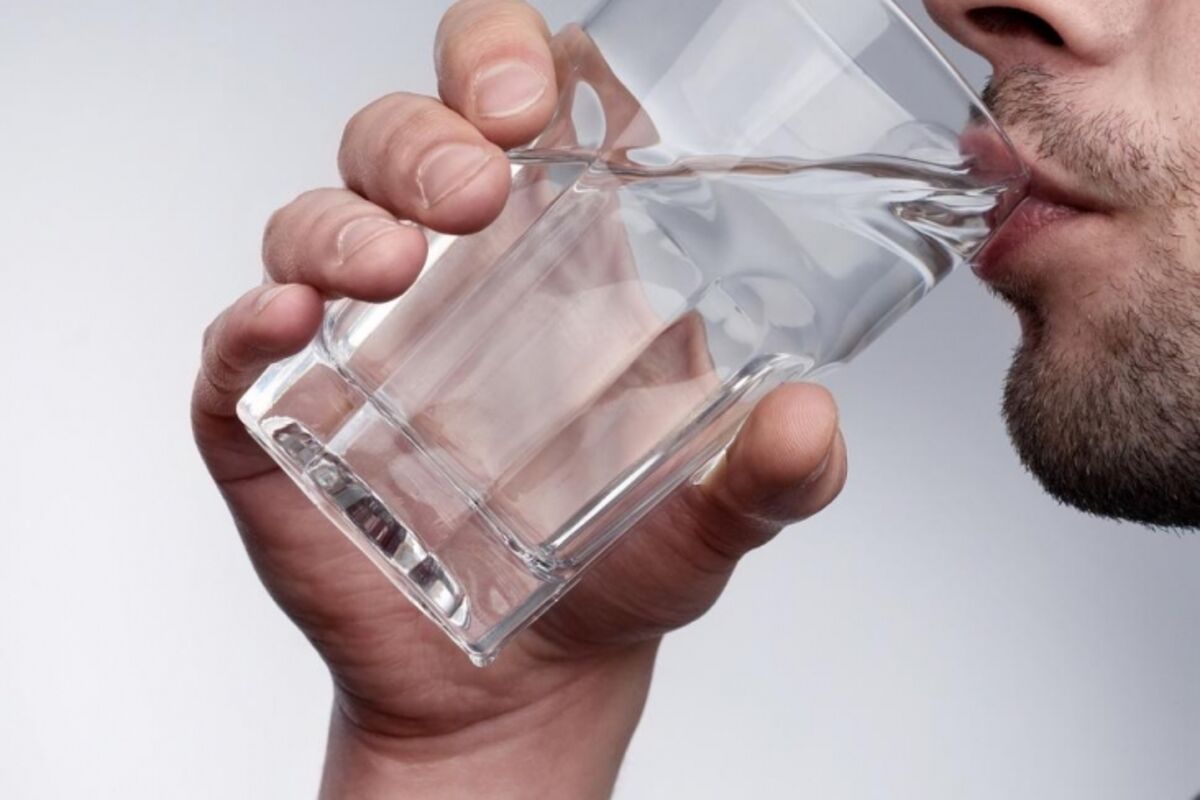 Что делать если сильная жажда. Мужчина пьет воду. Человек пьет воду из стакана. Пьет из стакана. Мужчина со стаканом воды.