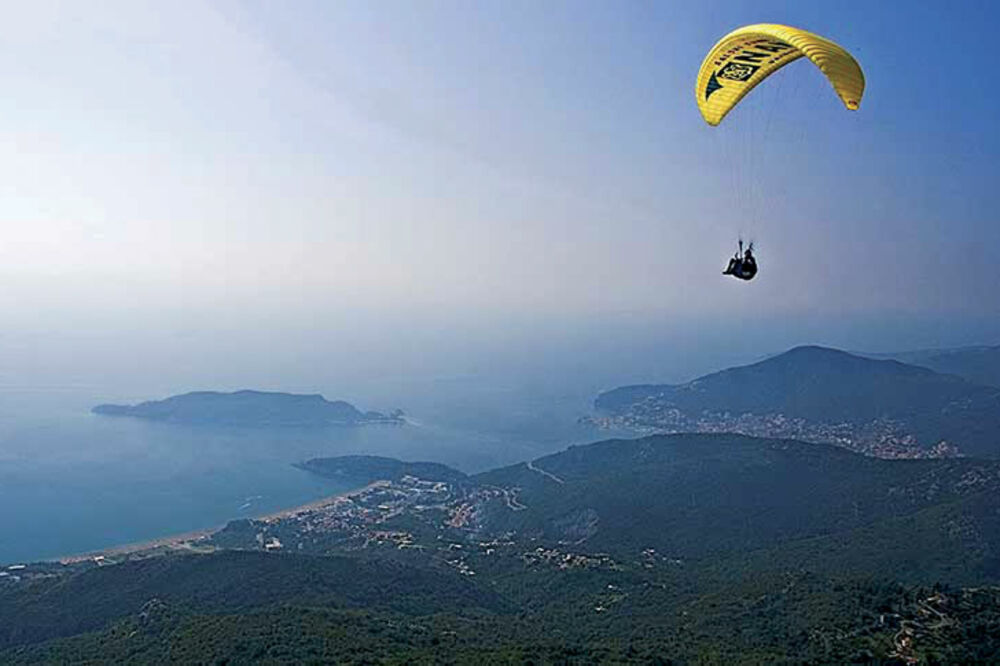 Let paraglajderom iznad Budve, Foto: Novosti