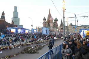 Moskva: Ljudi u crnom odnijeli svijeće i cvijeće sa mjesta ubistva...