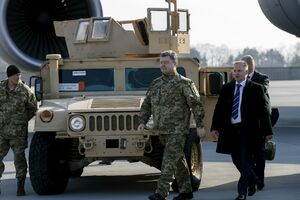 Ukrajina: Porošenko dočekao i testirao američke "Hamere"