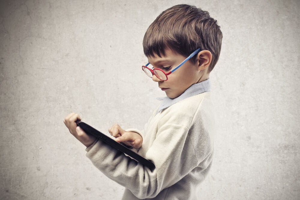 dijete, naočari, tablet, Foto: Shutterstock