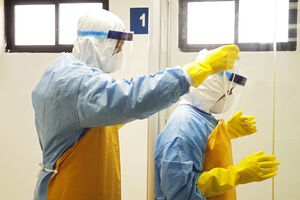 Američki bolničar zaražen ebolom, 10 njegovih kolega biće...