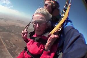 Za 100. rođendan skakala padobranom, hoće i da roni s ajkulama