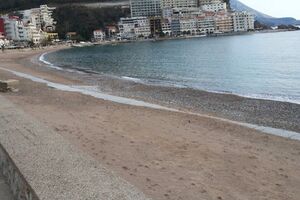 Budva: Beton isplivao na plaži u Rafailovićima