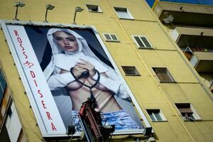 Plakat u Napulju: Časna sestra u toplesu