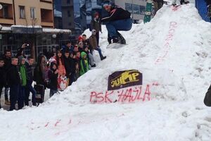 Zabava za sve: Snoubord na gradskom trgu u Rožajama