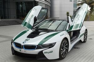 Policija Dubaija predstavila BMW i8
