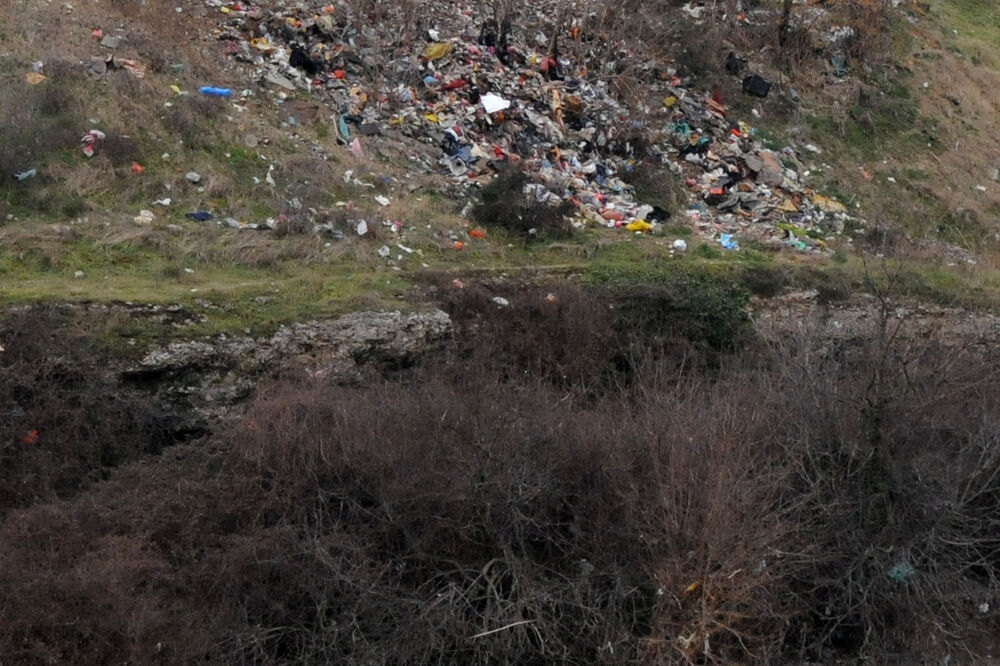 Deponija na obali Morače, Foto: Luka Zeković