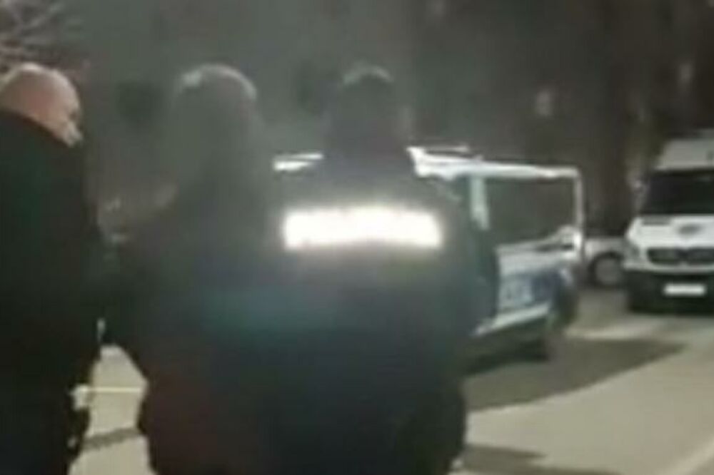 Policija sinoć odvodi jednog od protestanata, Foto: Pribtscreen