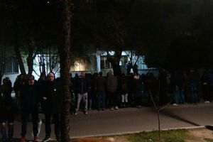 Barani ispred policijske stanice: Svi smo Ivana