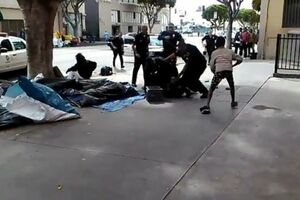 Policija Los Anđelesa ubila beskućnika, prolaznik objavio snimak