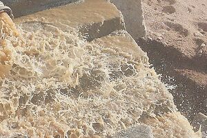 Fekalije se još izlivaju na petrovačku plažu