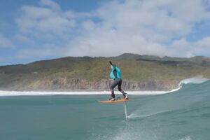 Ovaj surfer lebdi nad talasima pomoću specijalne daske